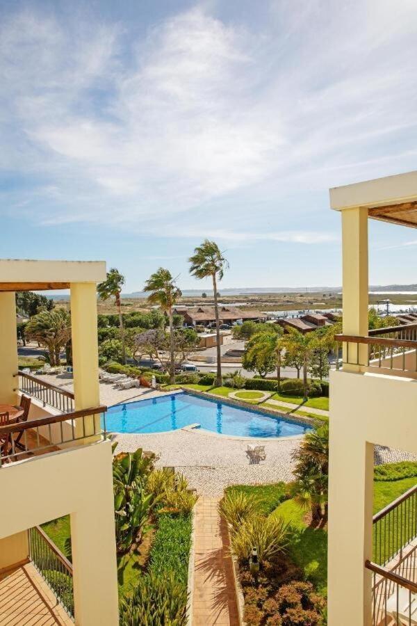 3-Bedroom Ground Floor Apartment With Communal Pool In The Heart Of Alvor At07 Esterno foto